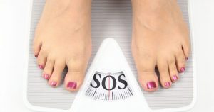 женщина измеряет вес