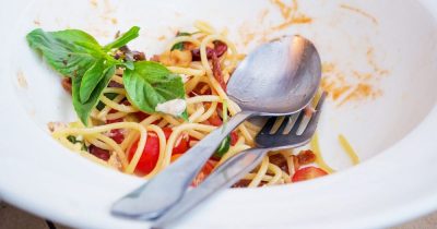 тарелка спагетти соус
