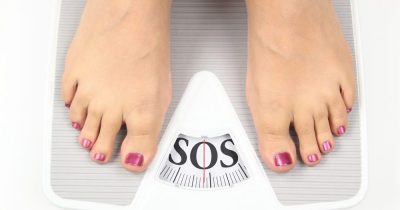 женщина измеряет вес